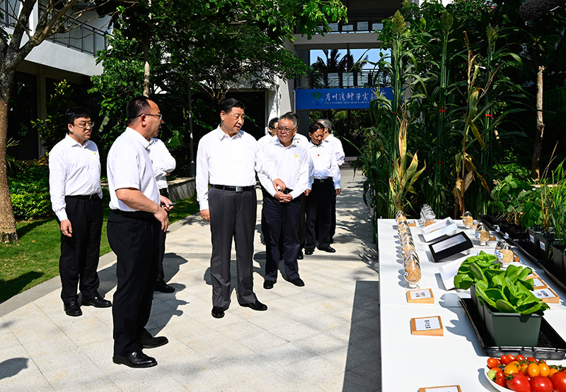 4月10日至13日，中共中央總書記、國家主席、中央軍委主席習(xí)近平在海南考察。這是10日下午，習(xí)近平在位于三亞市崖州灣科技城的崖州灣種子實(shí)驗室考察。新華社記者 李學(xué)仁 攝