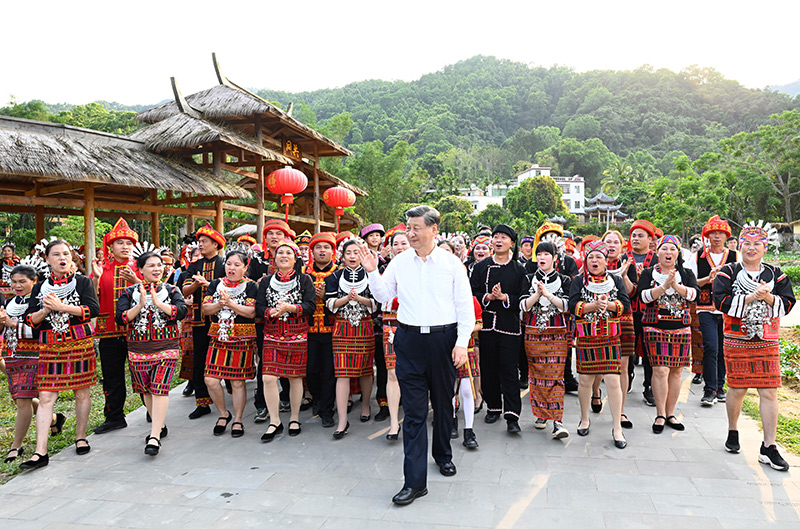 4月10日至13日，中共中央總書記、國家主席、中央軍委主席習(xí)近平在海南考察。這是11日下午，習(xí)近平在五指山市水滿鄉(xiāng)毛納村向村民們揮手致意。新華社記者 李學(xué)仁 攝